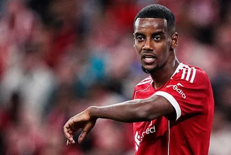 Isak's First Appearance Brings Star Power Amid Noticeable Lack of Match Fitness